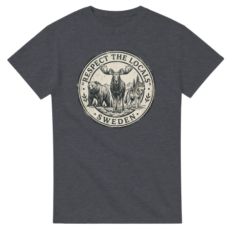 Handritad illustration av svenska rovdjur på mörkgrå t-shirt