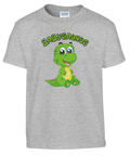 Tecknad grön babysaurus med text "BABYSAURUS" på grå barn-t-shirt.