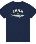 Marinblå t-shirt med grafiskt tryck av en makrill och retrotypografi