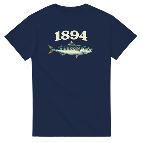 Marinblå t-shirt med grafiskt tryck av en makrill och retrotypografi