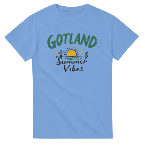 Gotland Summer Vibes-tryck med sol, hav & text på ljusblå t-shirt.