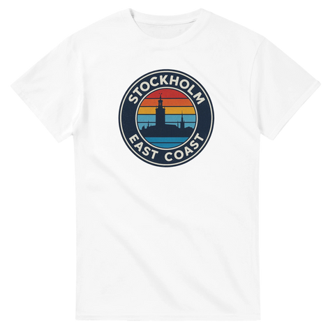 Vit t-shirt med cirkulärt tryck av Stadshuset och texten Stockholm East Coast