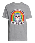 Kawaii-katt med regnbåge och texten "THE HORRORS PERSIST BUT SO DO I" på grå t-shirt.