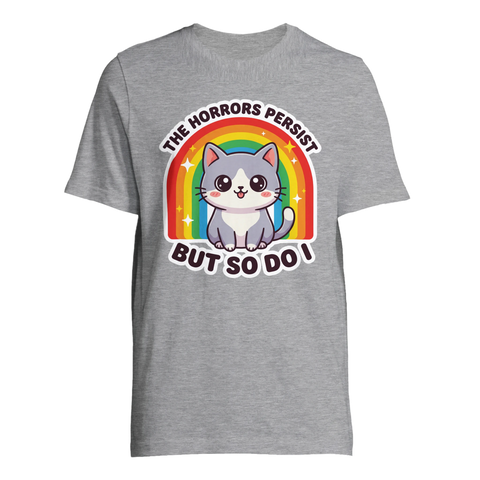 Kawaii-katt med regnbåge och texten "THE HORRORS PERSIST BUT SO DO I" på grå t-shirt.