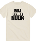 NU ER DET NUUK" text i svart med blockbokstäver på en cremevit t-shirt.