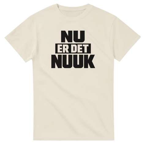 NU ER DET NUUK" text i svart med blockbokstäver på en cremevit t-shirt.