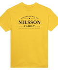 Klassiskt familjetryck med stjärna och efternamnet Nilsson på en gul t-shirt