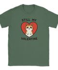 Grinig katt i rött hjärta med texten "Still My Valentine" på mörkgrön t-shirt.