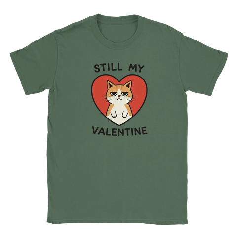 Grinig katt i rött hjärta med texten "Still My Valentine" på mörkgrön t-shirt.