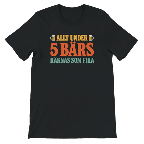 Svart t-shirt med texten Allt under 5 bärs räknas som fika i retrofärger.