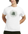 Man bär vit t-shirt med grönt grodmotiv och hypnotisk vatteneffekt