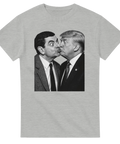 Mr Bean och Donald Trump kysser varandra på grå t-shirt.