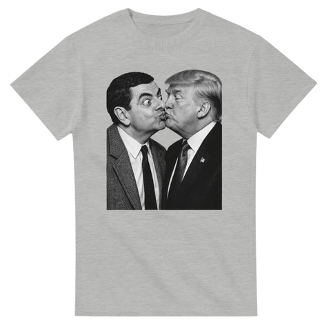 Mr Bean och Donald Trump kysser varandra på grå t-shirt.