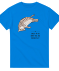Tecknad katt som chillar med texten "CHILLA ÄR EN SPORT OCH JAG ÄR EN ATLET" på blå t-shirt.