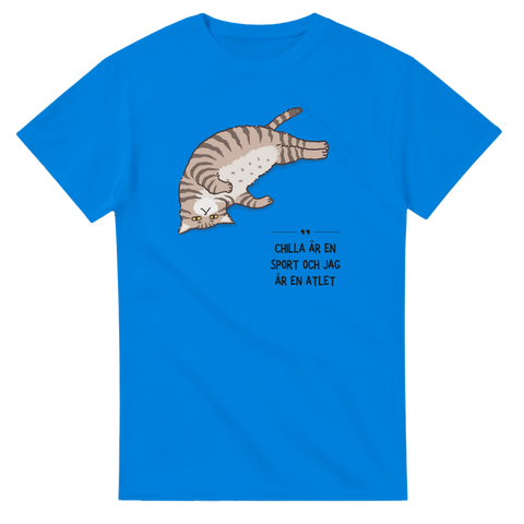 Tecknad katt som chillar med texten "CHILLA ÄR EN SPORT OCH JAG ÄR EN ATLET" på blå t-shirt.
