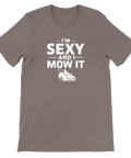 I'm Sexy and I Mow It" tryck med gräsklippare på grå t-shirt