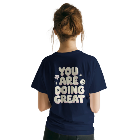 Stort ryggtryck med texten You Are Doing Great på marinblå t-shirt
