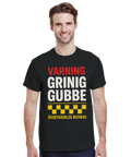 Leende man bär en humoristisk t-shirt med citat om grinig gubbe