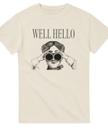 Vintage kvinna med kikare och text "WELL HELLO" på en krämfärgad t-shirt.