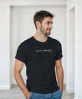 Man i svart t-shirt med Shirty/Shirty logotyp i modern stil