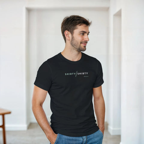 Man i svart t-shirt med Shirty/Shirty logotyp i modern stil