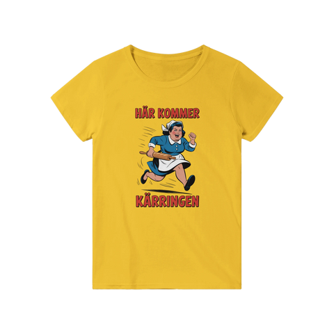 Retro-tecknad kvinna med kavel, text "HÄR KOMMER KÄRRINGEN", gul t-shirt.