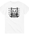 Grafisk illustration av katt i polisfoto-miljö – vit t-shirt med kattmotiv