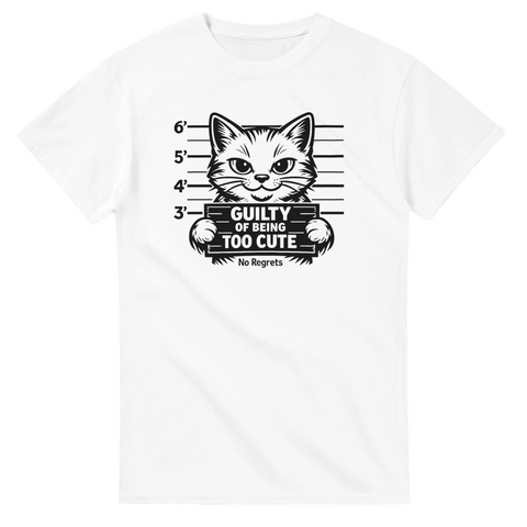 Grafisk illustration av katt i polisfoto-miljö – vit t-shirt med kattmotiv