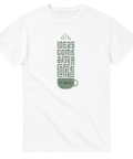 Ideas come after coffee" text i grågrönt med kaffekopp och ånga på vit t-shirt.