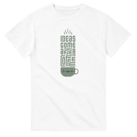 Ideas come after coffee" text i grågrönt med kaffekopp och ånga på vit t-shirt.