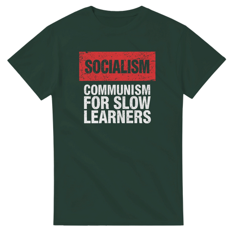 Provokativ t-shirt med politiskt budskap tryckt på mörkgrön bakgrund
