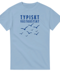 Blåa måsar och text "TYPISKT VÄSTKUSTSKT" på ljusblå t-shirt.