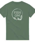Vit "Fish On!"-text med fiskespö och fisk i cirkel på grön t-shirt.