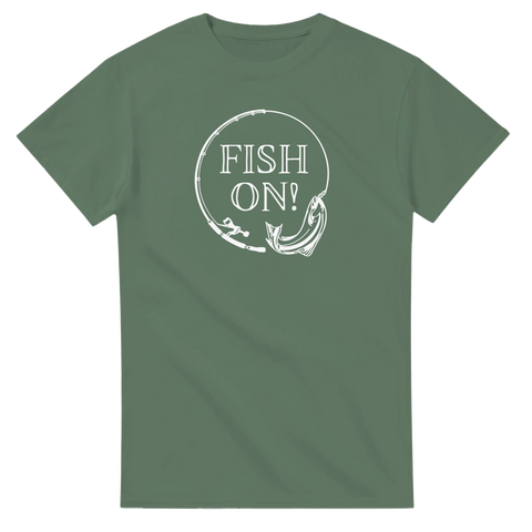 Vit "Fish On!"-text med fiskespö och fisk i cirkel på grön t-shirt.