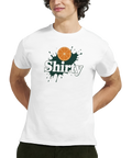 Man bär en vit Shirty t-shirt med logotyp och orange fruktillustration