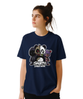 Kvinna bär marinblå t-shirt med detaljrik och provokativ björnillustration