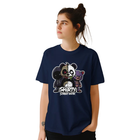 Kvinna bär marinblå t-shirt med detaljrik och provokativ björnillustration