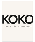 KOKO I HELA JÄVLA HUVUDET text i svart, minimalistisk stil på vit poster.