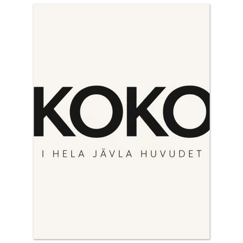 KOKO I HELA JÄVLA HUVUDET text i svart, minimalistisk stil på vit poster.