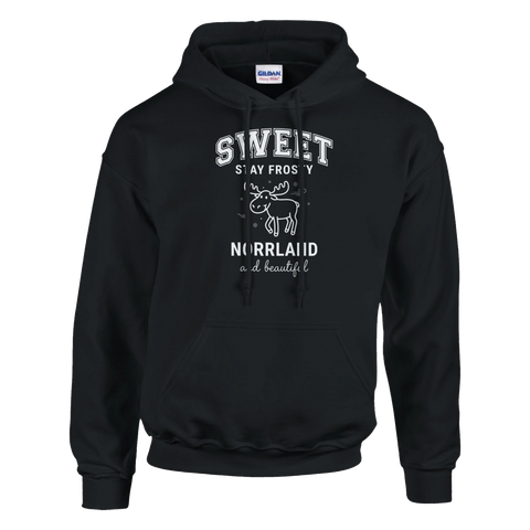 Svart hoodie med vit grafik av en älg och texten Sweet Norrland