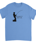 Ljusblå t-shirt med skämtsam illustration av fiskare och långt spö