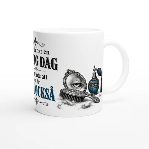 Detaljrik grafik av antik hårborste och parfymflaska på vit mugg