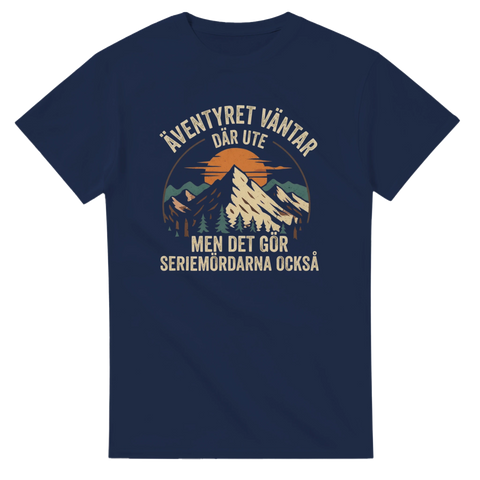 Vintage illustration av solnedgång och fjäll på en marinblå t-shirt