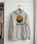 Grillkungen retro-design med grill & solnedgång på vit hoodie.