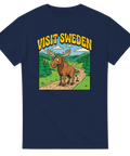 Mörkblå t-shirt med lekfullt Sverige-motiv och tecknad älg i nordiskt landskap