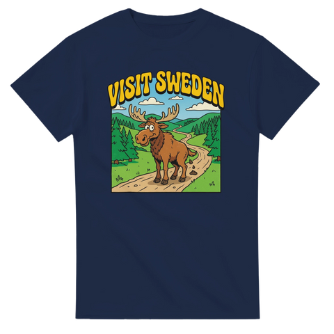 Mörkblå t-shirt med lekfullt Sverige-motiv och tecknad älg i nordiskt landskap