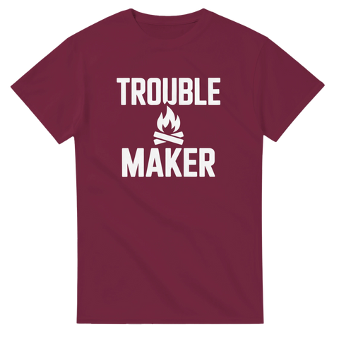 Minimalistiskt tryck av en brasa och text – vinröd t-shirt för rebeller