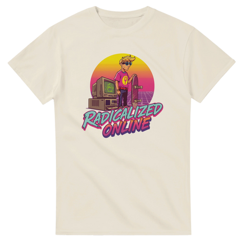 Vintage dator-motiv med grön kod och kaxig attityd på beige t-shirt