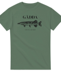 Detaljerat gäddtryck med texten Esox Lucius på grön t-shirt