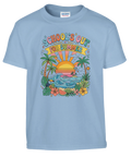 Färgglad grafisk illustration med texten School's Out på ljusblå t-shirt